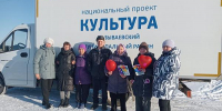 Специалисты Большепесчанского ДК поздравили жительниц д.Калмацкое с Днём матери  (в рамках работы автоклуба) - Культура Называевского района
